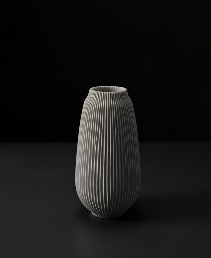Vaso com textura ranhurada em acabamento cerâmico